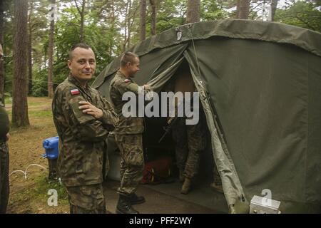 USTKA, Polonia (11 giugno 2018) il polacco forze terrestri personale medico dare un tour di una tenda medica negli Stati Uniti. Navy personale medico addetto alla società di Fox, battaglione atterraggio squadra, 2° Battaglione, 6° Reggimento Marini, 26 Marine Expeditionary Unit, durante l'esercizio le operazioni del Baltico (BALTOPS) 2018 in Ustka, Polonia, 11 giugno. BALTOPS è il premier marittima annuale di esercizio focalizzato nella regione del Mar Baltico e uno dei più grandi esercizi nel Nord Europa e aumentare la flessibilità e interoperabilità tra alleati e partner delle nazioni. (Marine Corps Foto Stock