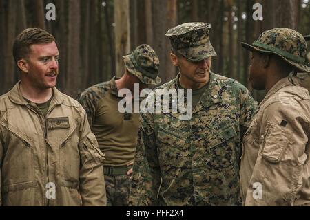 USTKA, Polonia (11 giugno 2018) Lt. Col. Christopher L. Bopp, destra, comandante del battaglione del battaglione di atterraggio (Team BLT), 2° Battaglione, 6° Reggimento Marini, 26 Marine Expeditionary Unit (MEU), interagisce con gli Stati Uniti Marines assegnato al BLT 2/6, XXVI MEU, durante una visita in loco per esercitare le operazioni del Baltico (BALTOPS) 2018 in Ustka, Polonia, 11 giugno. BALTOPS è il premier marittima annuale di esercizio focalizzato nella regione del Mar Baltico e uno dei più grandi esercizi nel Nord Europa e aumentare la flessibilità e interoperabilità tra alleati e partner delle nazioni. (Marine Corps Foto Stock