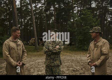 USTKA, Polonia (11 giugno 2018) DEGLI STATI UNITI Marine Corps Lt. Col. Christopher L. Bopp, centro, comandante del battaglione del battaglione di atterraggio (Team BLT), 2° Battaglione, 6° Reggimento Marini, 26 Marine Expeditionary Unit (MEU), parla con Lt. James E. Mills, sinistra, comandante di plotone del serbatoio plotone, Fox Company, BLT 2/6, XXVI MEU e Gunnery Sgt. John A. Ramson, plotone sergente della stessa unità, durante una visita in loco per esercitare le operazioni del Baltico (BALTOPS) 2018 in Ustka, Polonia, 11 giugno. BALTOPS è il premier marittima annuale di esercizio focalizzato nella regione del Mar Baltico e uno dei più grandi esercizi nel Nord Foto Stock