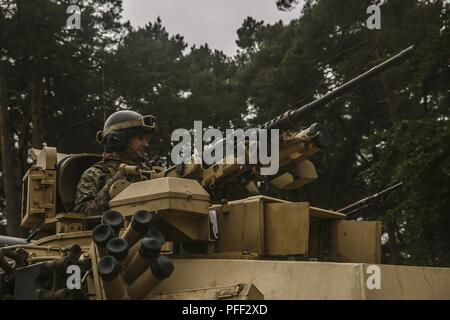 USTKA, Polonia (11 giugno 2018) Lt. Col. Christopher L. Bopp, comandante del battaglione del battaglione di atterraggio (Team BLT), 2° Battaglione, 6° Reggimento Marini, 26 Marine Expeditionary Unit (MEU), corse un M1A1 Abrams serbatoio fissato al serbatoio plotone, Fox Company, BLT 2/6, XXVI MEU, durante una visita in loco per esercitare le operazioni del Baltico (BALTOPS) 2018 in Ustka, Polonia, 11 giugno. BALTOPS è il premier marittima annuale di esercizio focalizzato nella regione del Mar Baltico e uno dei più grandi esercizi nel Nord Europa e aumentare la flessibilità e interoperabilità tra alleati e partner delle nazioni. (Marine Corps Foto Stock