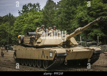 USTKA, Polonia (11 giugno 2018) Lt. Col. Christopher L. Bopp, sinistra, comandante del battaglione del battaglione di atterraggio (Team BLT), 2° Battaglione, 6° Reggimento Marini, 26 Marine Expeditionary Unit (MEU), e il tenente James E. Mills, comandante di plotone del serbatoio plotone, Fox Company, BLT 2/6, XXVI MEU, cavalcare un M1A1 Abrams serbatoio fissato al serbatoio plotone, Fox Co., BLT 2/6, XXVI MEU, durante una visita in loco per esercitare le operazioni del Baltico (BALTOPS) 2018 in Ustka, Polonia, 11 giugno. BALTOPS è il premier marittima annuale di esercizio focalizzato nella regione del Mar Baltico e uno dei più grandi esercizi in Nord Europa migliorando flexi Foto Stock