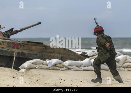 USTKA, Polonia (12 giugno 2018) una terra polacca costringe gli stati si avvicina a un Boyevaya Mashina Pekhoty 1 di combattimento della fanteria veicolo durante un allenamento assalto meccanizzato per esercitare le operazioni del Baltico (BALTOPS) 2018 in Ustka, Polonia, 12 giugno 2018. BALTOPS è il premier marittima annuale di esercizio focalizzato nella regione del Mar Baltico e uno dei più grandi esercizi nel Nord Europa e aumentare la flessibilità e interoperabilità tra alleati e partner delle nazioni. (Marine Corps Foto Stock