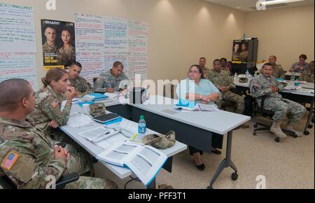 Civili e Militari dalle Isole Vergini Guardia Nazionale e Puerto Rico Guardia Nazionale sta conducendo la resilienza Master Trainer Course-Level 1, una resilienza-programma di formazione che è offerto da parte del governo degli STATI UNITI Esercito al break Betlemme composto militare su St. Croix, Giugno 11. Circa 29 membri partecipano al corso, della durata di due settimane e che ha iniziato una settimana fa. Foto Stock