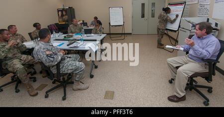 Civili e Militari dalle Isole Vergini Guardia Nazionale e Puerto Rico Guardia Nazionale sta conducendo la resilienza Master Trainer Course-Level 1, una resilienza-programma di formazione che è offerto da parte del governo degli STATI UNITI Esercito al Joint Force Headquarters, Station Wagon Betlemme composto militare su St. Croix, Giugno 11. Mike Ernzen, l'assistente istruttore primario impegna la classe con una discussione sulla comunicazione assertiva, durante un break-out session. Circa 29 membri partecipano al corso, della durata di due settimane e che ha iniziato una settimana fa. Foto Stock