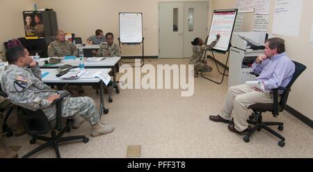 Civili e Militari dalle Isole Vergini Guardia Nazionale e Puerto Rico Guardia Nazionale sta conducendo la resilienza Master Trainer Course-Level 1, una resilienza-programma di formazione che è offerto da parte del governo degli STATI UNITI Armyat la forza comune sede, Station Wagon Betlemme composto militare su St. Croix, Giugno 11. Circa 29 membri partecipano al corso, della durata di due settimane e che ha iniziato una settimana fa. Foto Stock