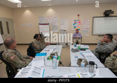 Civili e Militari dalle Isole Vergini Guardia Nazionale e Puerto Rico Guardia Nazionale sta conducendo la resilienza Master Trainer Course-Level 1, una resilienza-programma di formazione che è offerto da parte del governo degli STATI UNITI Esercito al Joint Force Headquarters, Station Wagon Betlemme composto militare su St. Croix, Giugno 11. Il cap. Casandra Scotland-Brooks, membro del Ving Medical distacco, parla durante un break-out sessione sulla comunicazione assertiva. Circa 29 membri partecipano al corso, della durata di due settimane e che ha iniziato una settimana fa. Foto Stock