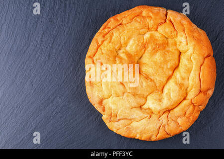 Pita, pane arabo, soffice di focacce sulla piastra di ardesia, vista da sopra Foto Stock