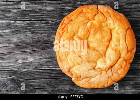 Pita, pane arabo, soffice di focacce sulla tavola di legno, vista da sopra Foto Stock