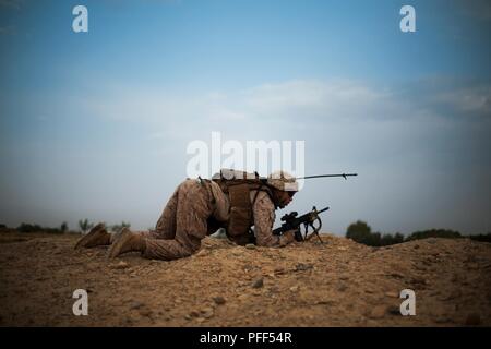 Provincia di Helmand, Afghanistan (11 giugno 2018) - STATI UNITI Marine con la Task Force Southwest fornisce la sicurezza durante una pattuglia combinato con poliziotti dalla zona 505th Polizia nazionale afgana (ANP) vicino Bost Kalay, Afghanistan. La pattuglia combinato ammessi i Marines e la zona di 505th ANP per condividere tattiche, le tecniche e le procedure per aumentare l'interoperabilità tra le forze e aumentare la loro capacità di sicurezza nella provincia di Helmand. Foto Stock