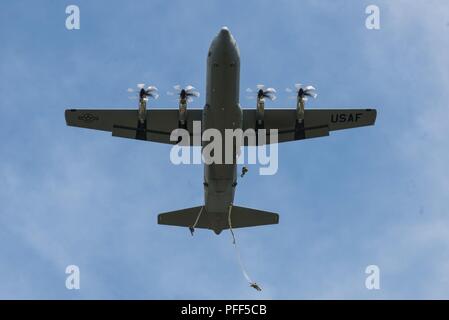 Giappone terra Forza di Autodifesa i soldati e i paracadutisti assegnato alla quarta brigata di fanteria combattere Team (airborne), XXV divisione di fanteria, U.S. Esercito di Alaska, condurre un airborne proficiency operazione su Malemute zona di caduta sulla giunzione base Elmendorf-Richardson, Alaska, 13 giugno 2018, durante l'Artico Aurora esercizio. Questa formazione bilaterale di esercizio, che comporta elementi della brigata spartana e il JGSDF, si concentra sul rafforzamento dei legami tra le due unità tramite esecuzione combinata di piccole unità airborne proficiency operazioni e base piccola-bracci precisione di tiro. Foto Stock