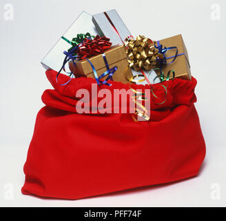 In rosso di un sacco pieno di regali di Natale. Foto Stock