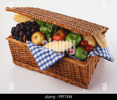 Cesto picnic riempito con frutta fresca, verdura e baguette, vicino. Foto Stock