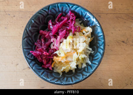 Crauti colorati fatti in casa alimenti fermentati da rosso e il cavolo con la carota - gut & salute intestinale concept Foto Stock