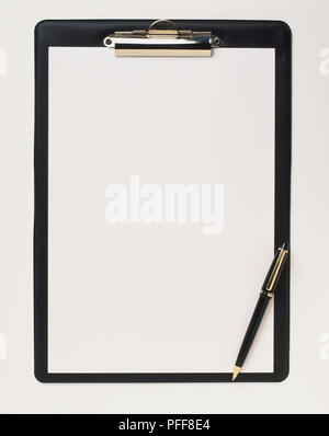 Appunti con vuoto di carta bianca e una penna Foto Stock