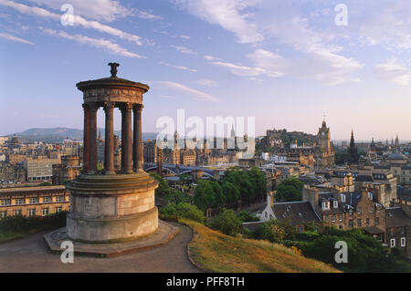 La Scozia, Edimburgo, Duncan's Momument sulla Carlton Hill, con vista sui tetti della città e sullo skyline della città. Foto Stock