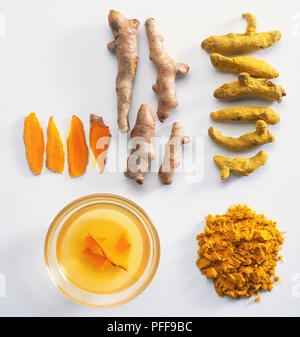 Curcuma presentato in varie forme intere fresche ed essiccato rizomi, rizoma freschi fette, la curcuma in polvere e un pezzo di rizoma essendo imbevuto di olio. Foto Stock