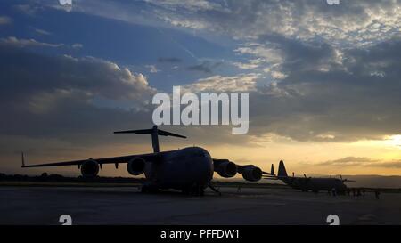 Una C-17 Globemaster, assegnato al Tennessee Guardia nazionale, siede sulla linea di volo di Costantino il grande aeroporto, Giugno 10, 2018 in Nis, Serbia. Il velivolo è arrivato con circa 90 soldati da entrambi la 269Polizia Militare Company, Tennessee la Guardia Nazionale e il 838th Polizia Militare Company, Ohio Guardia Nazionale. I soldati ha viaggiato alla Serbia di partecipare in esercizio il platino Wolf 2018, due settimane di multinazionale esercizio di mantenimento della pace che ha portato il 10 unite assieme per migliorare la cooperazione militare e l'interoperabilità in Serbia meridionale e Base Borovac Area Formazione, Giugno 11- Foto Stock