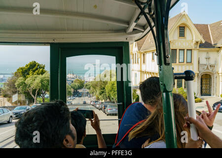 San Francisco, agosto 18: vista dell'Isola di Alcatraz dalla storica funivia il Ago 18, 2018 a San Francisco, California Foto Stock