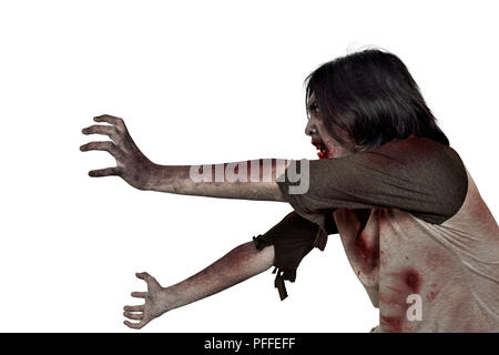 Vista laterale della creepy zombie uomo con le mani sporche in piedi isolato su sfondo bianco Foto Stock