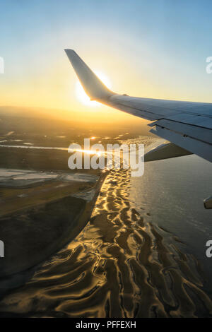 Volando sopra la linea di costa e velme vicino a Brisbane al tramonto, Queensland, QLD, Australia Foto Stock