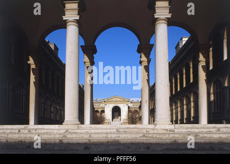 Francia, Parigi, Hopital Hotel Dieu, visibile tra colonne di pietra. Foto Stock