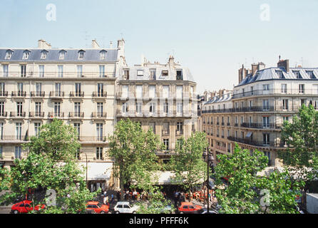 Francia, Parigi, Boulevard Saint Michel, in vista dei grandi edifici residenziale con alberi che fiancheggiano la strada. Foto Stock