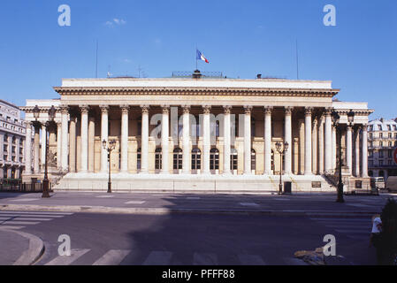 Francia, Parigi, al Palais de la Bourse con colonne di marmo bianco lungo la facciata, home il francese della borsa, palazzo con colonnato anteriore. Foto Stock