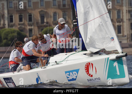 San Pietroburgo, Russia - 3 Agosto 2018: Team dalla Svizzera competere in semifinale 2 della vela Champions League. 25 sailing team partecipare al Foto Stock