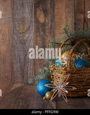 Cestello con decorazione di Natale sul vecchio asse di legno. Foto Stock