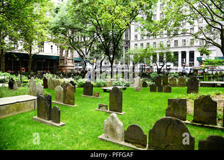 La città di New York, Stati Uniti d'America - 20 Giugno 2018: cimitero della Chiesa della Trinità nel quartiere finanziario nella parte inferiore di Manhattan Foto Stock