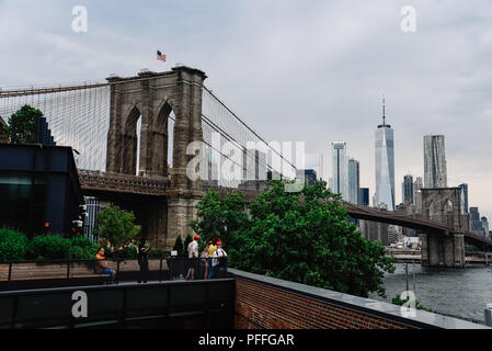 La città di New York, Stati Uniti d'America - 20 Giugno 2018: vista panoramica sullo skyline di dal tetto di DUMBO edificio in Brooklyn Foto Stock