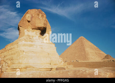 Egitto Giza, la sfinge contro la Grande Piramide di Cheope Foto Stock
