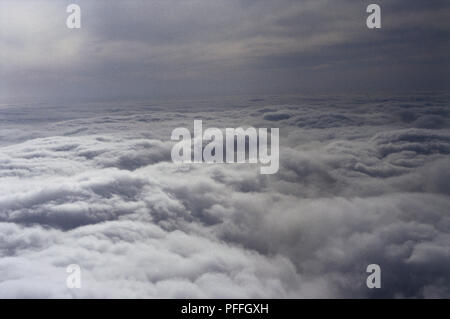 Vista aerea di stratocumulus, massa di soffici nuvole, visto dal di sopra, ritratto preso dall'aeroplano. Foto Stock