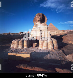 Egitto Giza, vista frontale della Sfinge con la Grande Piramide di Cheope in background Foto Stock