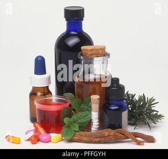 Varie bottiglie di pillole e medicinali, con compresse di erbe e anche sul display. Foto Stock
