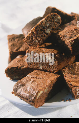 Salsa al cioccolato brownies, fette servita su piastra, vicino. Foto Stock