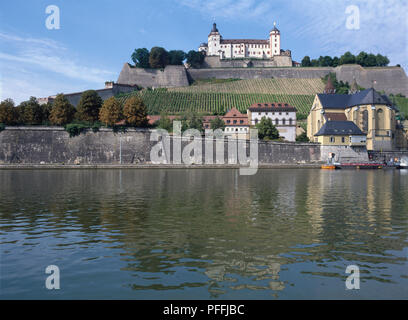 In Germania, in Baviera, Festumg Marienberg, una rocca costruita sulla collina sito di una vecchia roccaforte celtica, affacciato sul fiume principale, con i vigneti e gli edifici al di sotto. Foto Stock