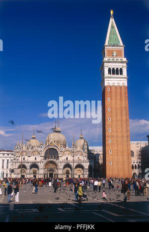 Campanille, il robusto trecentesca torre campanaria impostato nella chiesa del transetto di sinistra, il secondo più alto in Venezia. Foto Stock