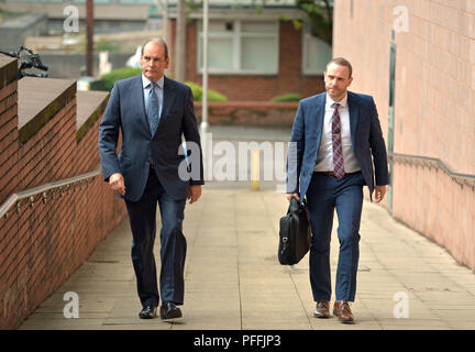 Sir Norman Bettison (sinistra) arriva a Preston Crown Court, dove un'applicazione per interrompere la prosecuzione del vecchio West Yorkshire e Merseyside CHIEF CONSTABLE per comportamento scorretto in seguito al disastro di Hillsborough è dovuto ad essere ascoltato. Foto Stock