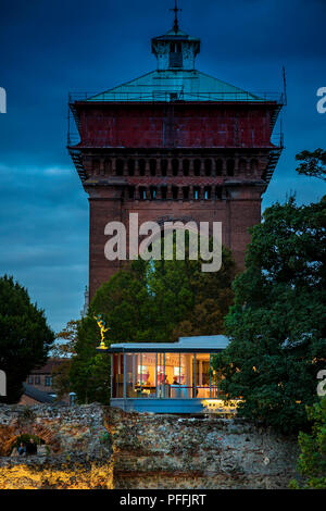 Il teatro di mercurio con JUMBO WATER TOWER DIETRO E PARTE DI GATE BALKERNE muro romano Foto Stock