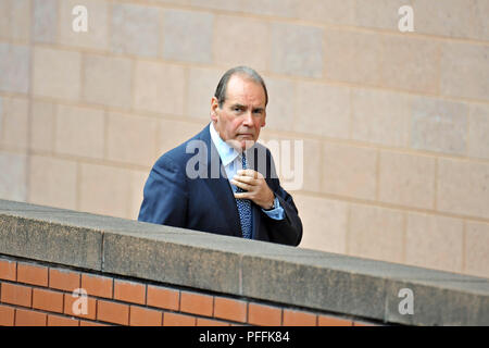 Sir Norman Bettison arriva a Preston Crown Court, dove un'applicazione per interrompere la prosecuzione del vecchio West Yorkshire e Merseyside CHIEF CONSTABLE per comportamento scorretto in seguito al disastro di Hillsborough è dovuto ad essere ascoltato. Foto Stock