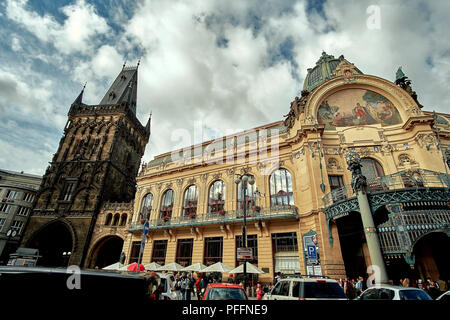 Praga Repubblica Ceca, Settembre 15, 2017: Torre della Polvere (Prasna brana) - gotico medievale porta della città costruita nel XV secolo e restaurato dopo essere stato Foto Stock