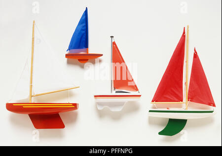 Giocattolo quattro barche a vela con rosso, bianco e blu di vele, close up Foto Stock