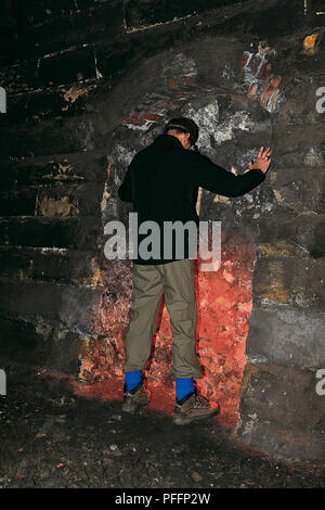 Preso in treno abbandonati Tunnel, Man Standing in archway Foto Stock