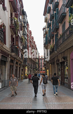 Walkers nel centro storico della città vecchia di bilbao, Spagna. Foto Stock