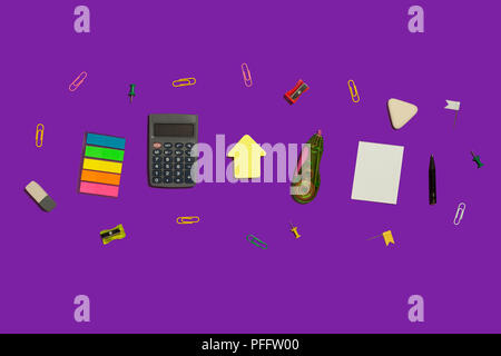 Più la scuola e forniture per ufficio e gadget giacente in diagonale su uno sfondo viola. spazio libero per il testo Foto Stock