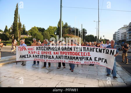 Atene, Grecia. 20 agosto 2018. La dimostrazione in Piazza Syntagma più esigente sostegno da parte del governo verso le persone colpite dal virus gli incendi boschivi in Attica Regione. Credito: George Panagakis/Pacific Press/Alamy Live News Foto Stock