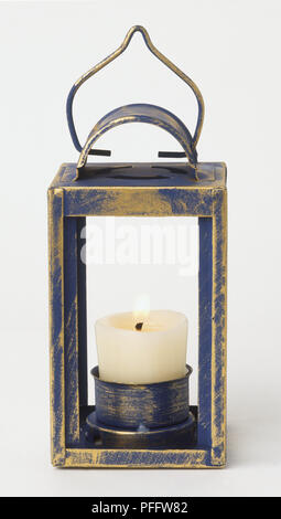 Golden-blu di ottone contenente la lampada accesa candela. Foto Stock