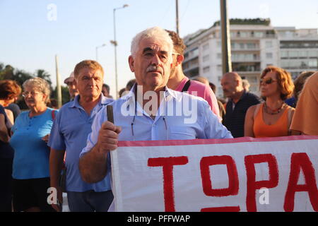 Atene, Grecia. 20 agosto 2018. La dimostrazione in Piazza Syntagma più esigente sostegno da parte del governo verso le persone colpite dal virus gli incendi boschivi in Attica Regione. Credito: George Panagakis/Pacific Press/Alamy Live News Foto Stock