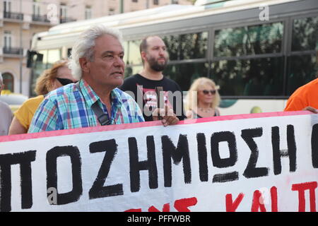 Atene, Grecia. 20 agosto 2018. La dimostrazione in Piazza Syntagma più esigente sostegno da parte del governo verso le persone colpite dal virus gli incendi boschivi in Attica Regione. Credito: George Panagakis/Pacific Press/Alamy Live News Foto Stock